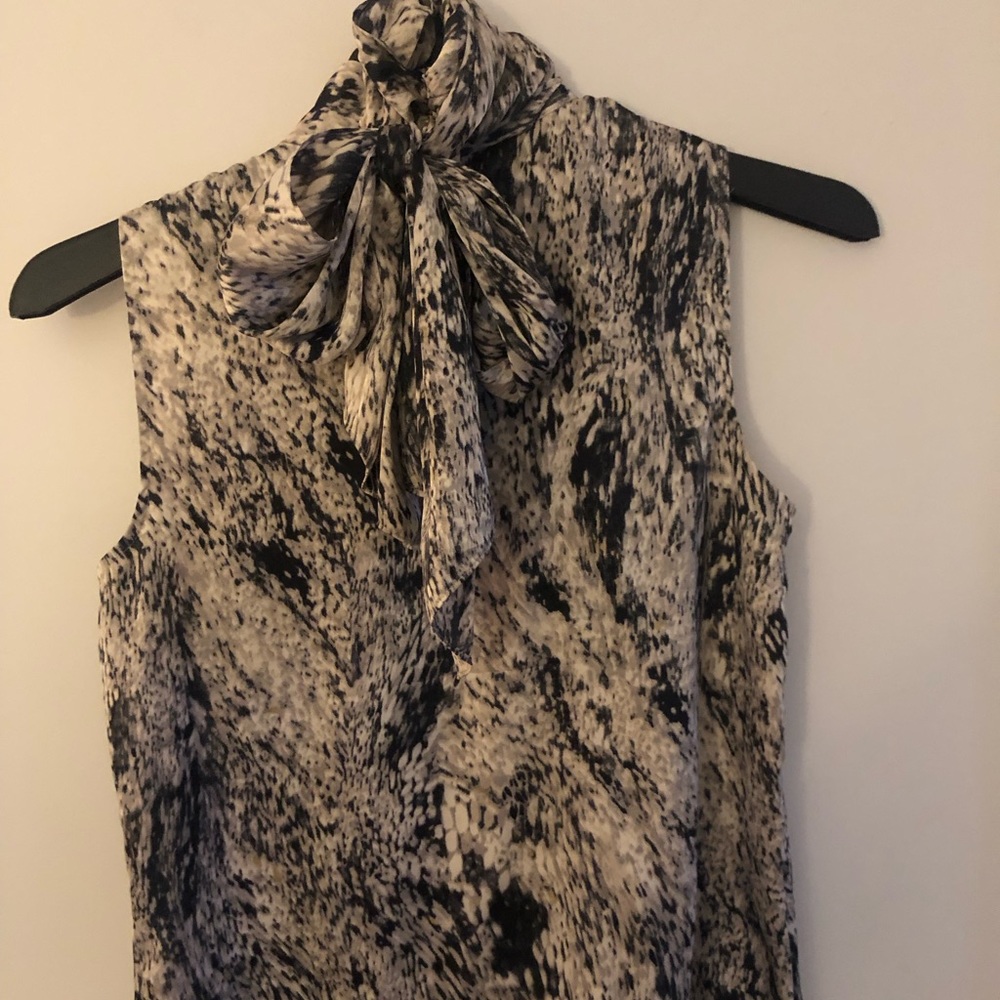 Sleeveless blouse w/pussy bow - button neck